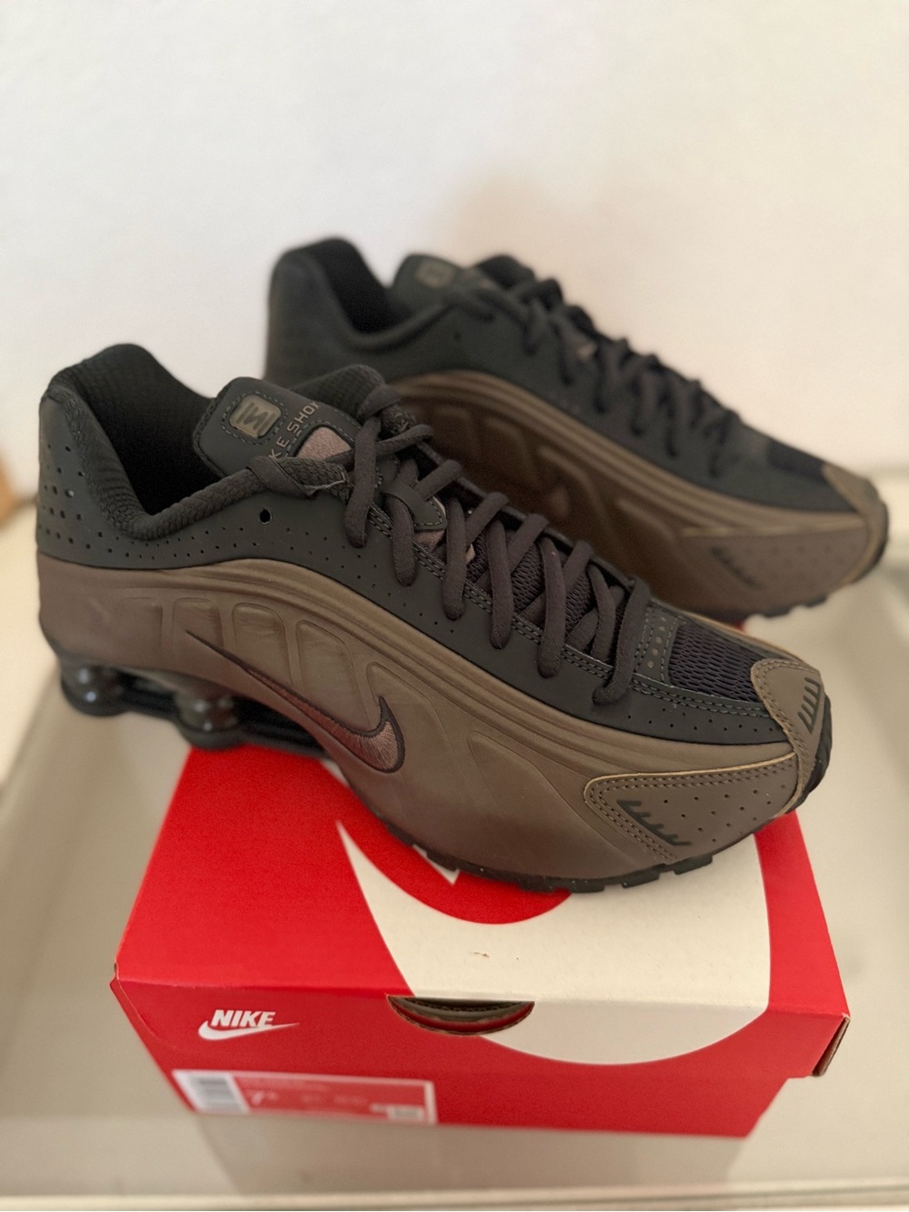 Women’s Nike Shox R4 Sneaker - Ironstone